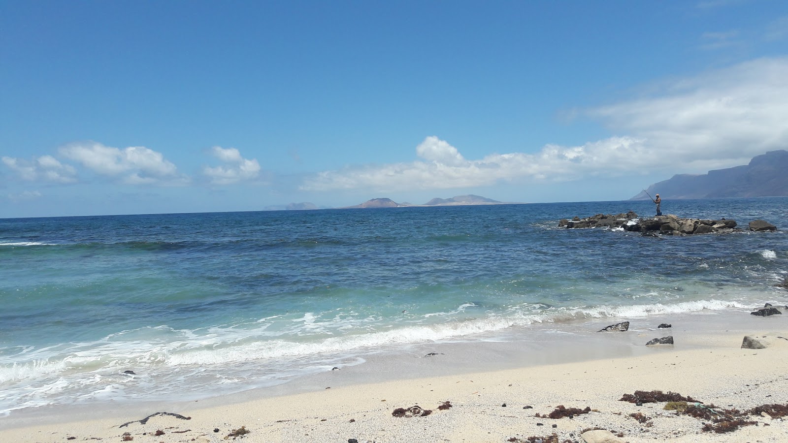 Playa de San Juan的照片 带有明亮的沙子和岩石表面