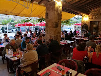 Atmosphère du Restaurant Le Castel à Lamastre - n°10