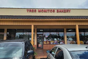Tres Monitos Bakery image
