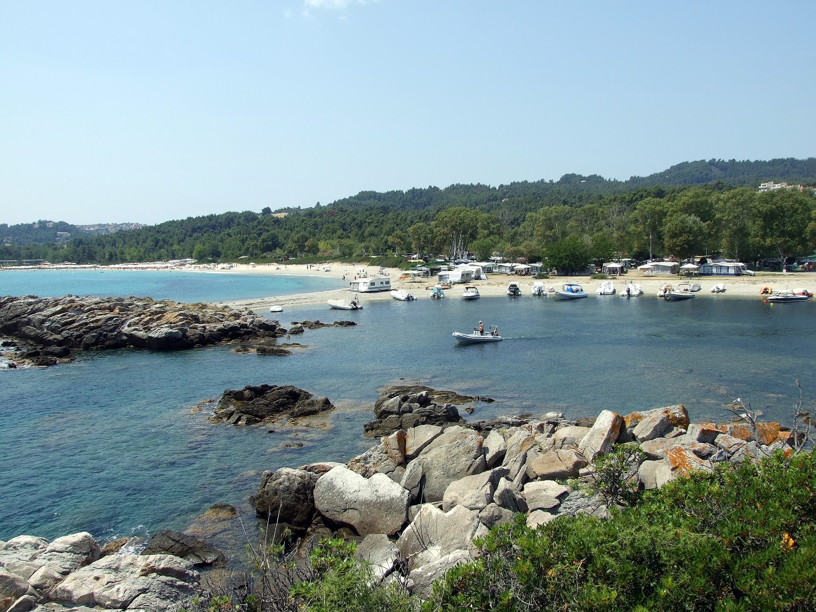 Foto di Alonaki beach con una superficie del sabbia beige
