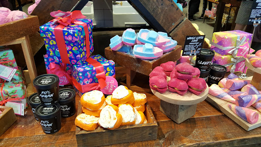 Cosmetics Store «LUSH Fresh Handmade Cosmetics», reviews and photos, 51 Oakbrook Center, Oak Brook, IL 60523, USA