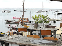 Atmosphère du Restaurant La Cabane Réveleau, dégustation d'huîtres - Le Canon à Lège-Cap-Ferret - n°2