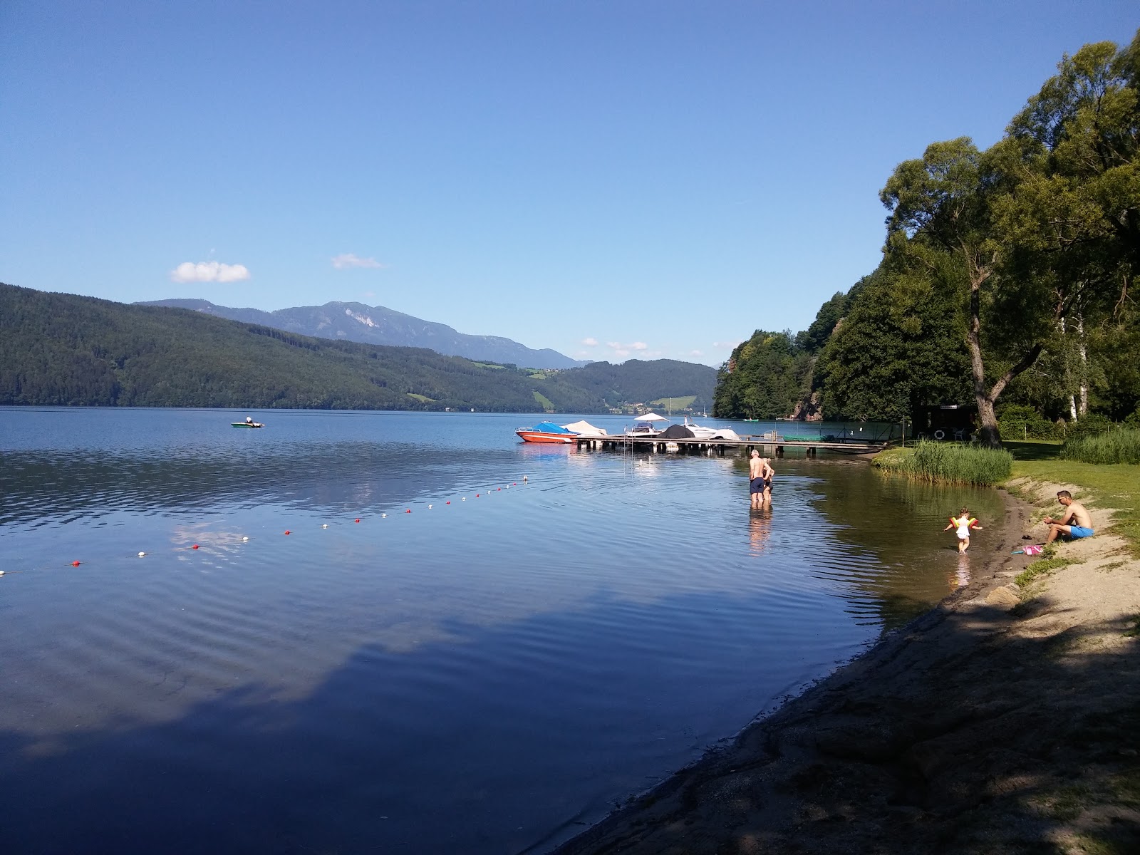 Foto de Parkbad Dobriach con agua cristalina superficie