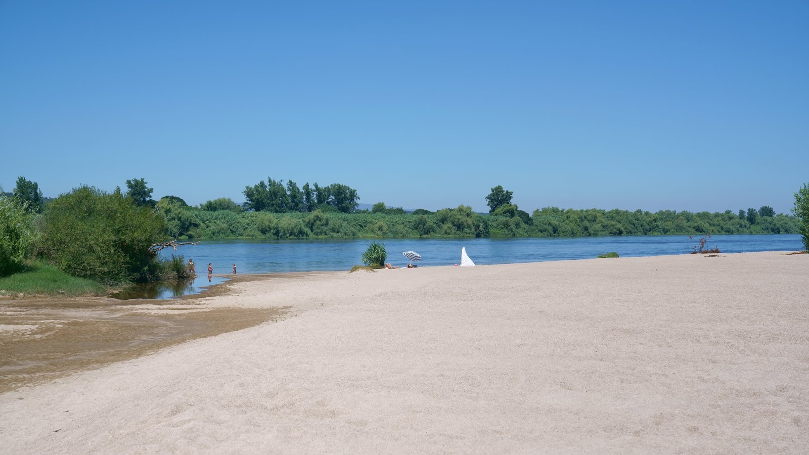 Foto di Praia fluvial do Patacao con una superficie del sabbia beige