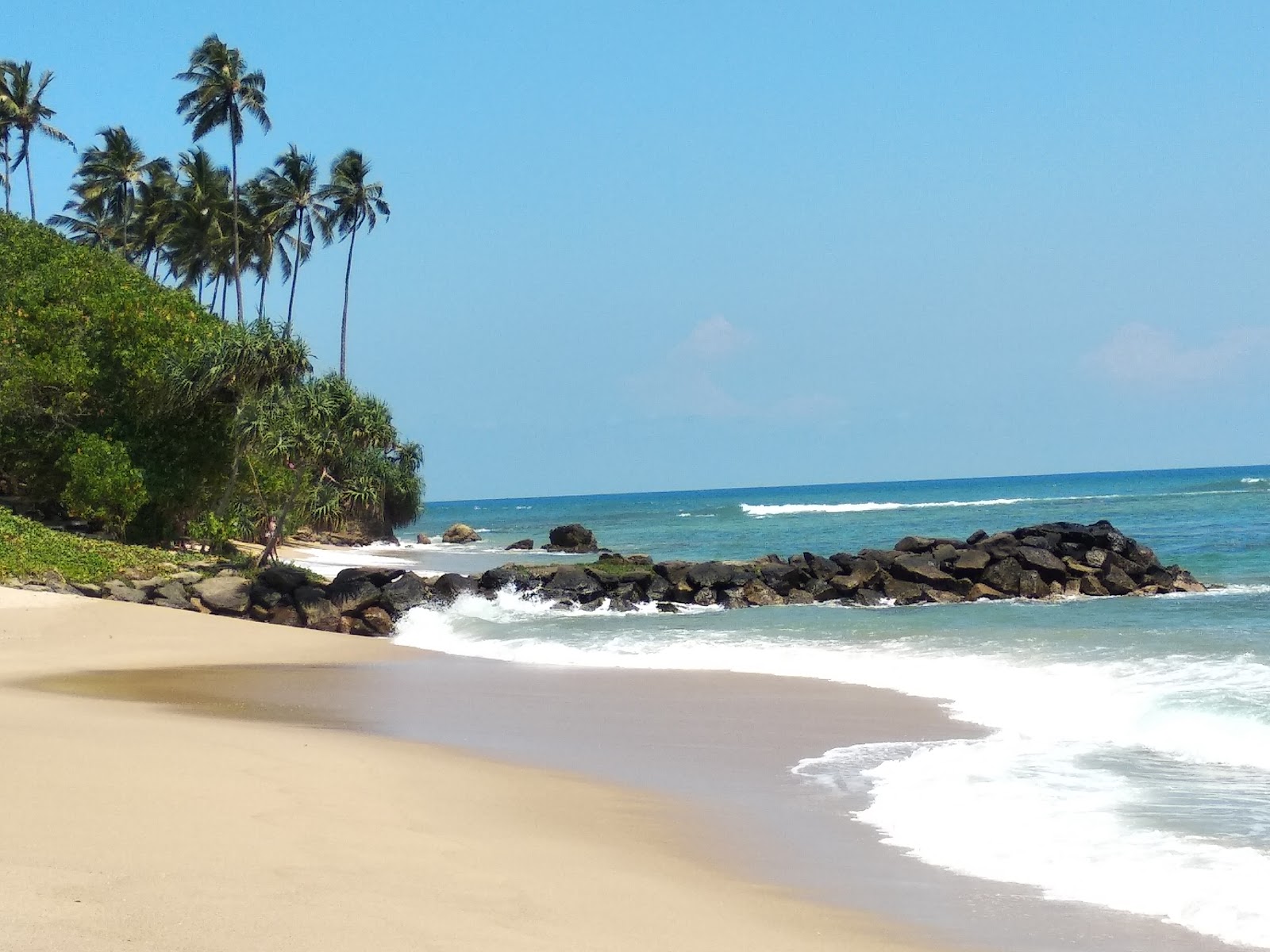 Foto di Secret Jungle Beach con una superficie del sabbia luminosa