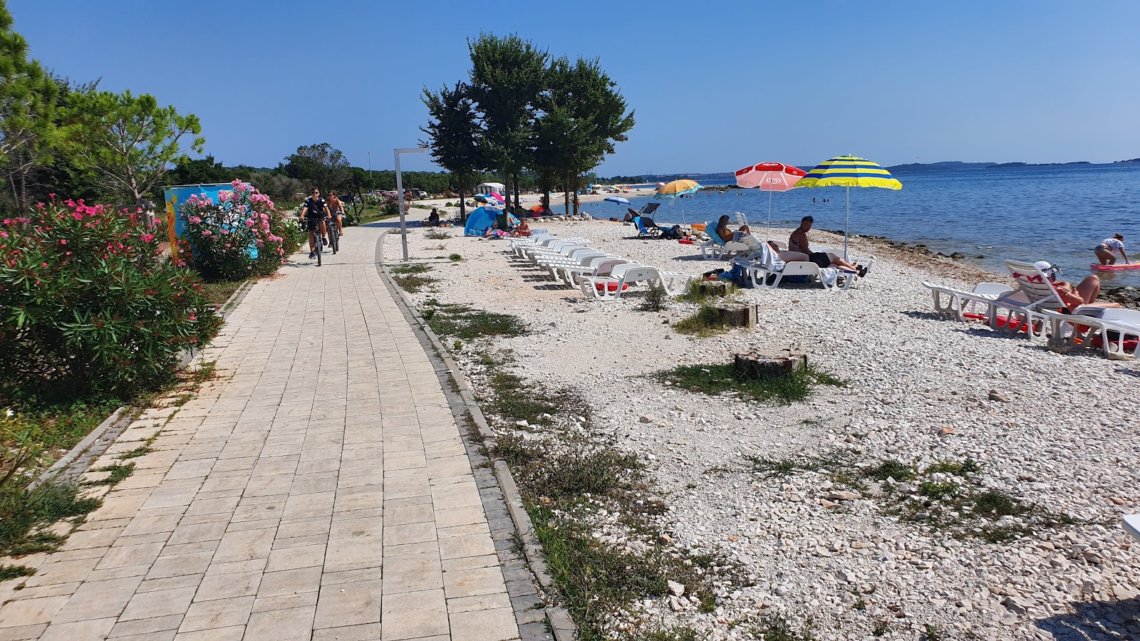 Photo de Plage de Peroj avec un niveau de propreté de partiellement propre