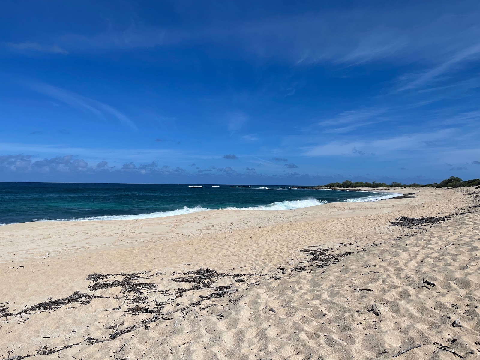 Foto di Hanaka'Ilio Beach con una superficie del sabbia beige e rocce
