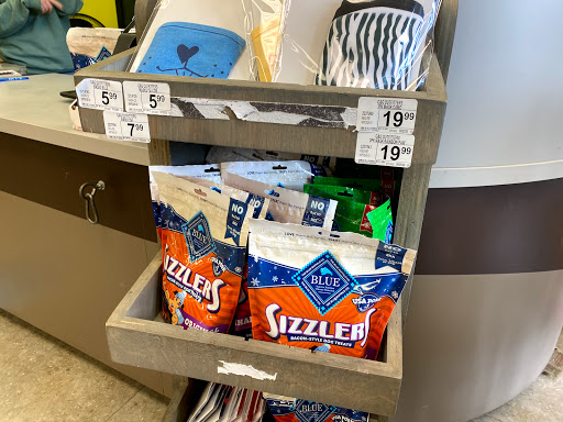 Pet Supply Store «Unleashed by Petco», reviews and photos, 520 S 23rd St, Philadelphia, PA 19146, USA