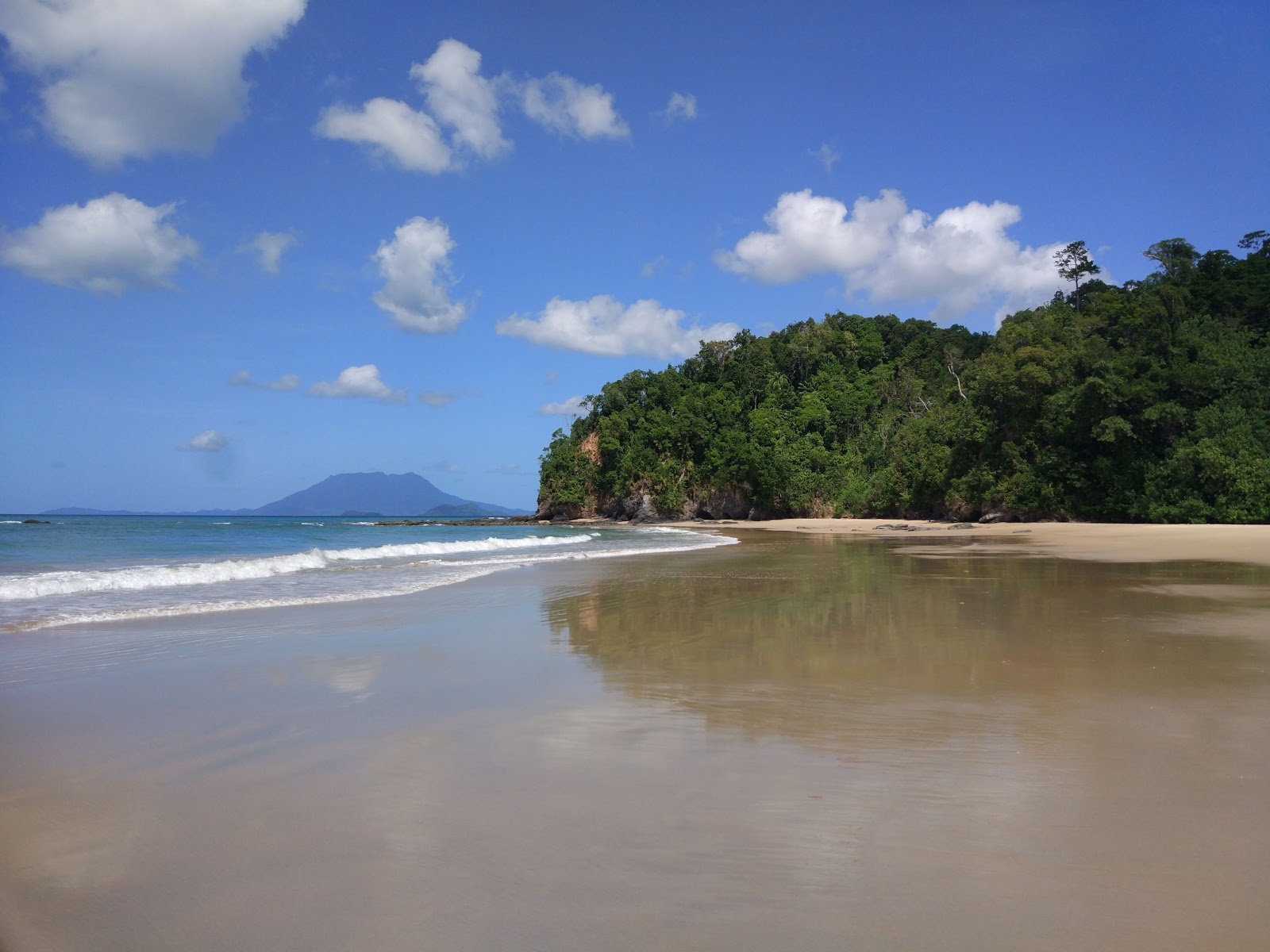 Foto von Pinagmangalokan Beach mit langer gerader strand