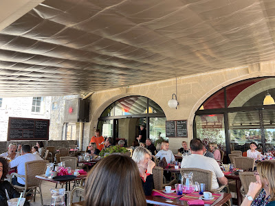 Hôtel Restaurant Bautezar et Musée à Les Baux-de-Provence