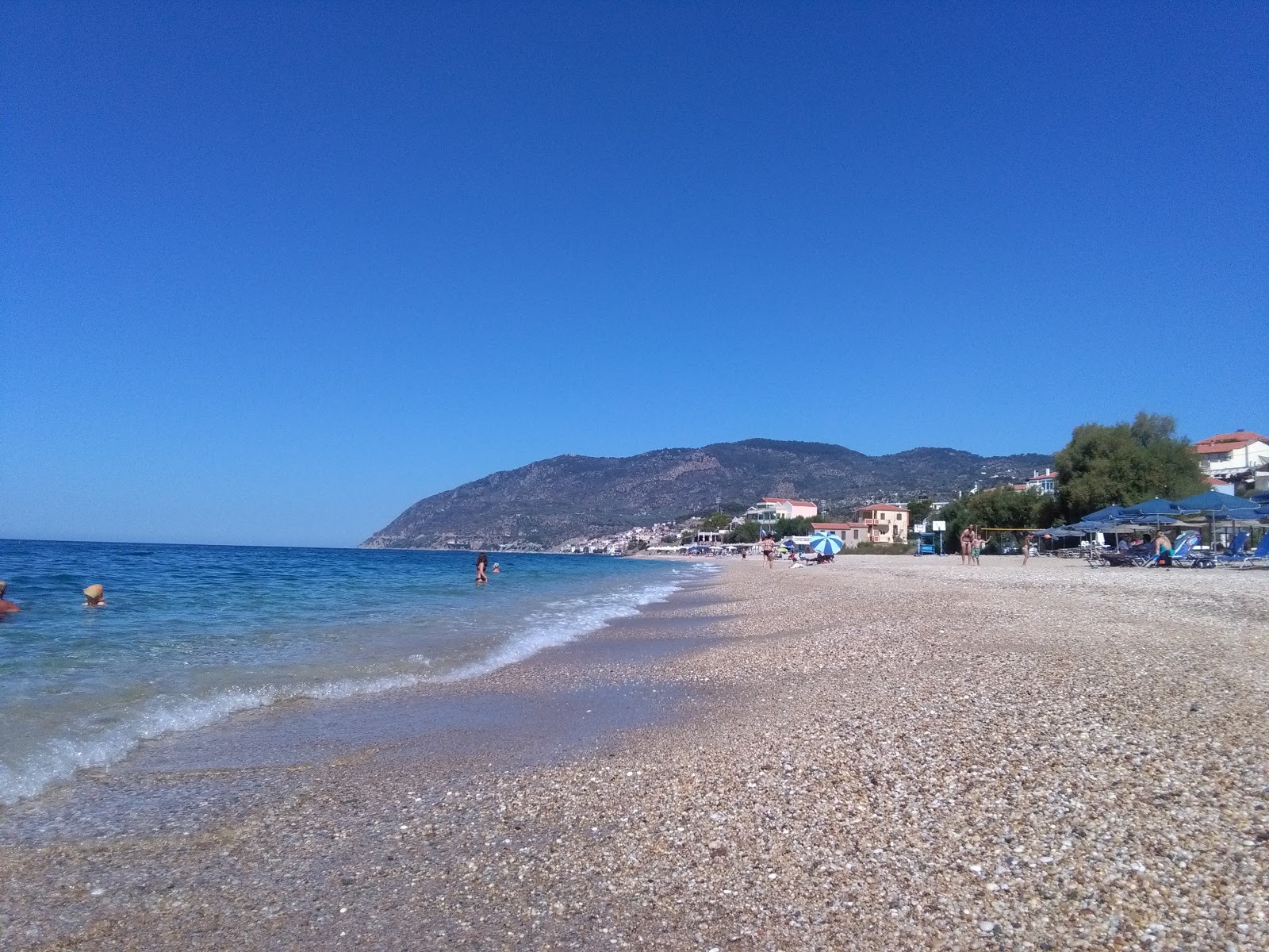 Foto af Plomari beach og dens smukke landskab