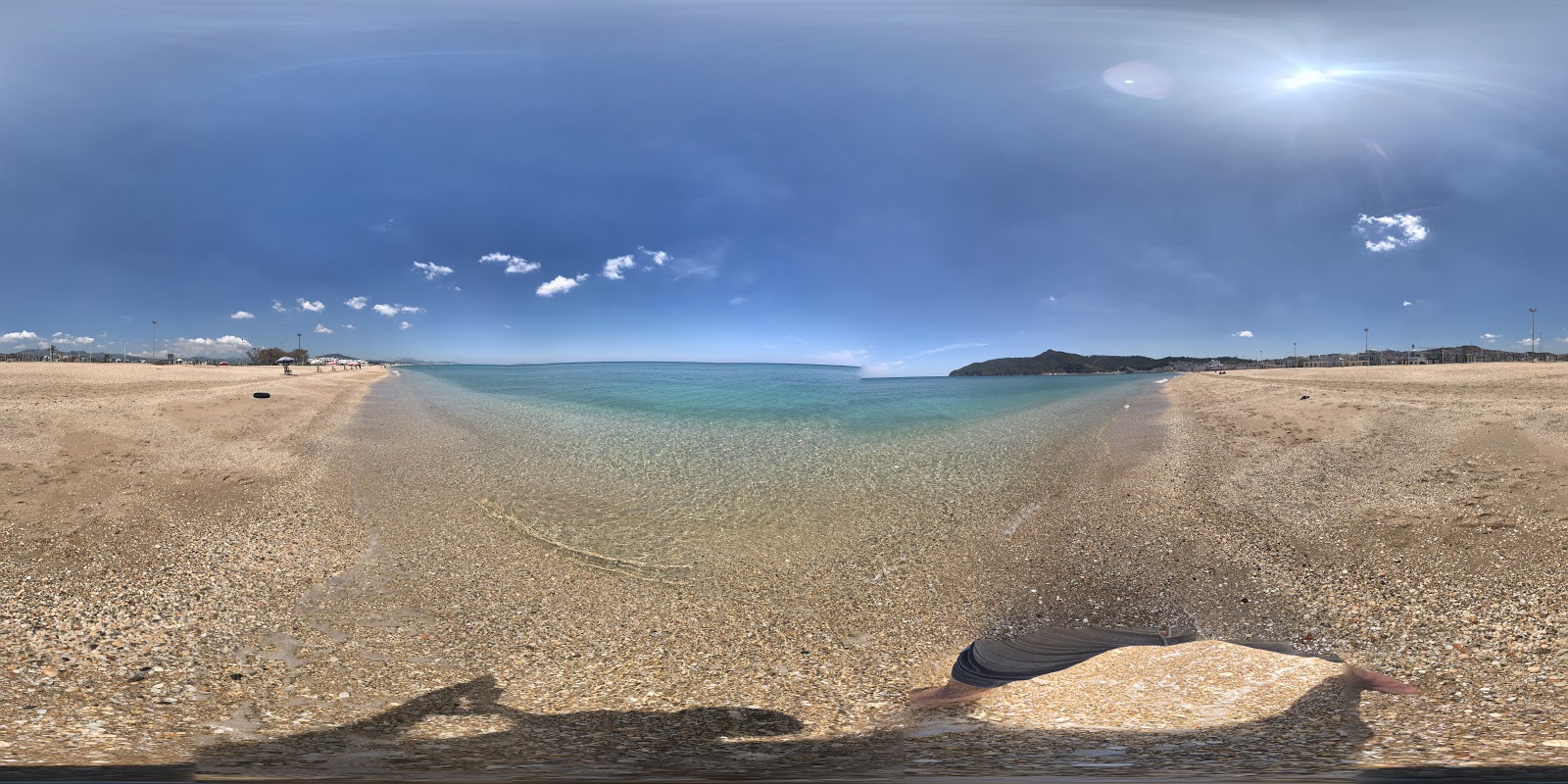 Plage de M'Diq'in fotoğrafı uçurumlarla desteklenmiş