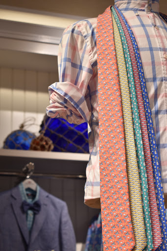 Clothing Store «Vineyard Vines», reviews and photos, 4700 Broadway St, Kansas City, MO 64112, USA