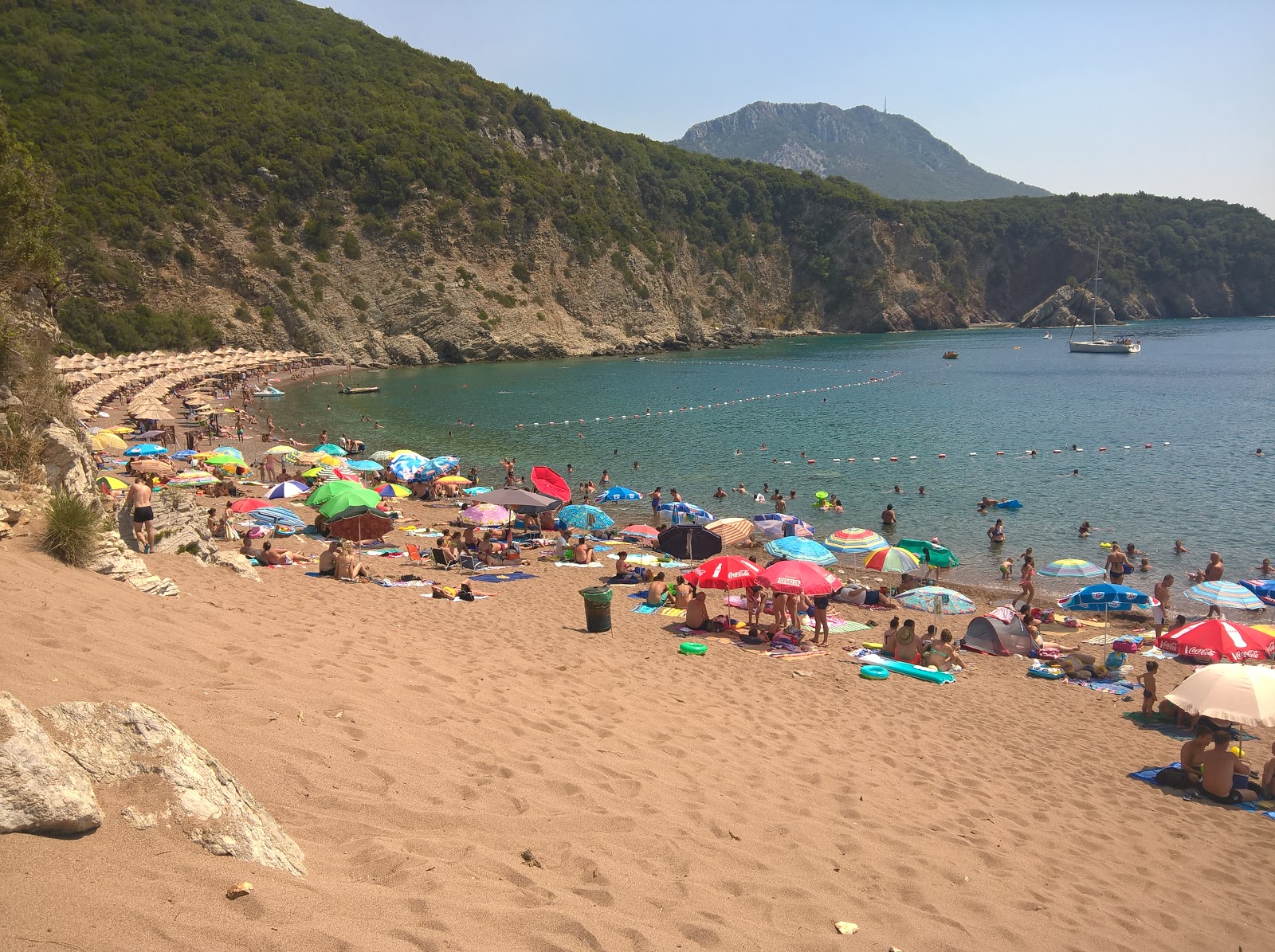 Foto di Kraljichina beach circondato da montagne