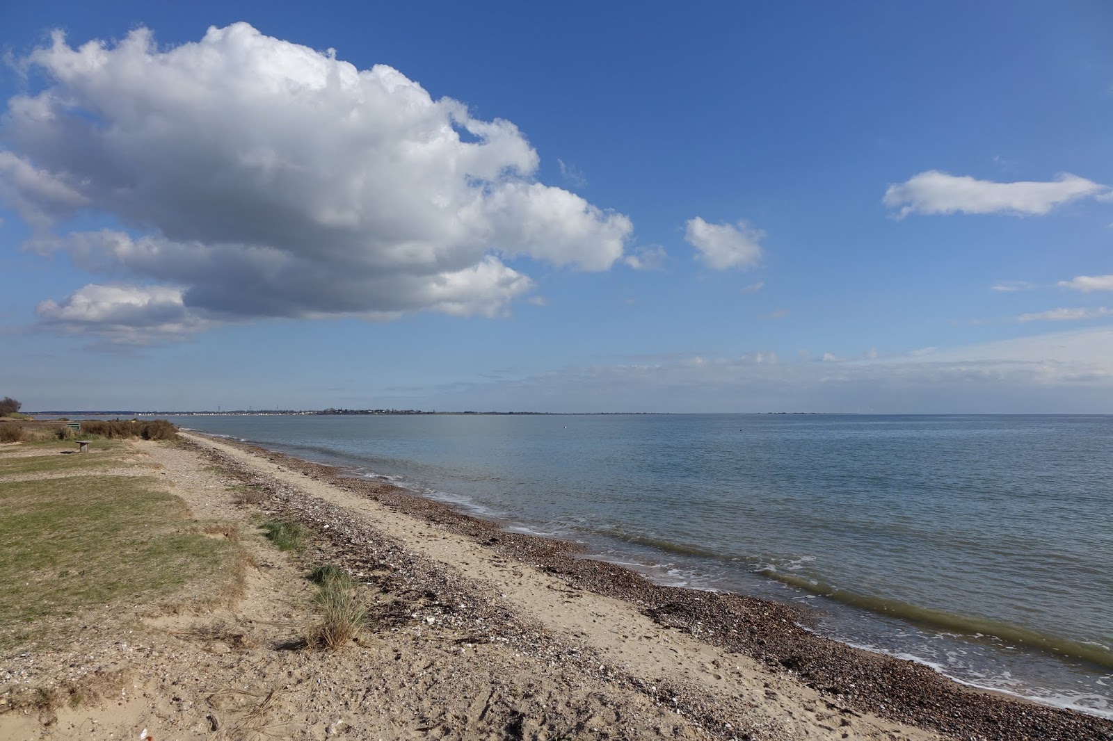 Foto von Fen Farm beach mit beiger sand & kies Oberfläche