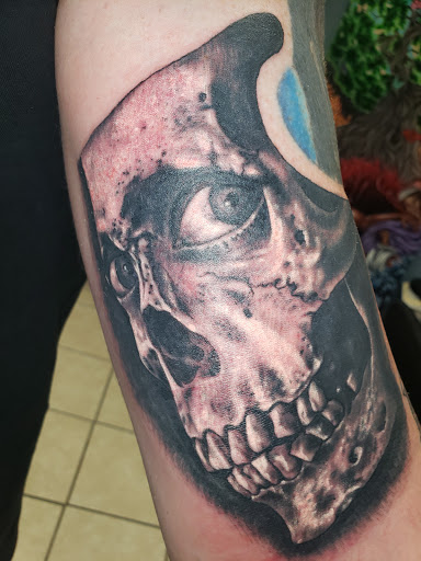 Tattoo Shop «La Rue Tattoo Inc.», reviews and photos, 351 N Central Ave, Umatilla, FL 32784, USA