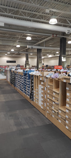 Shoe Store «DSW Designer Shoe Warehouse», reviews and photos, 357 Old Country Rd, Carle Place, NY 11514, USA