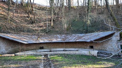 Lavoir demi-lune à Joudes