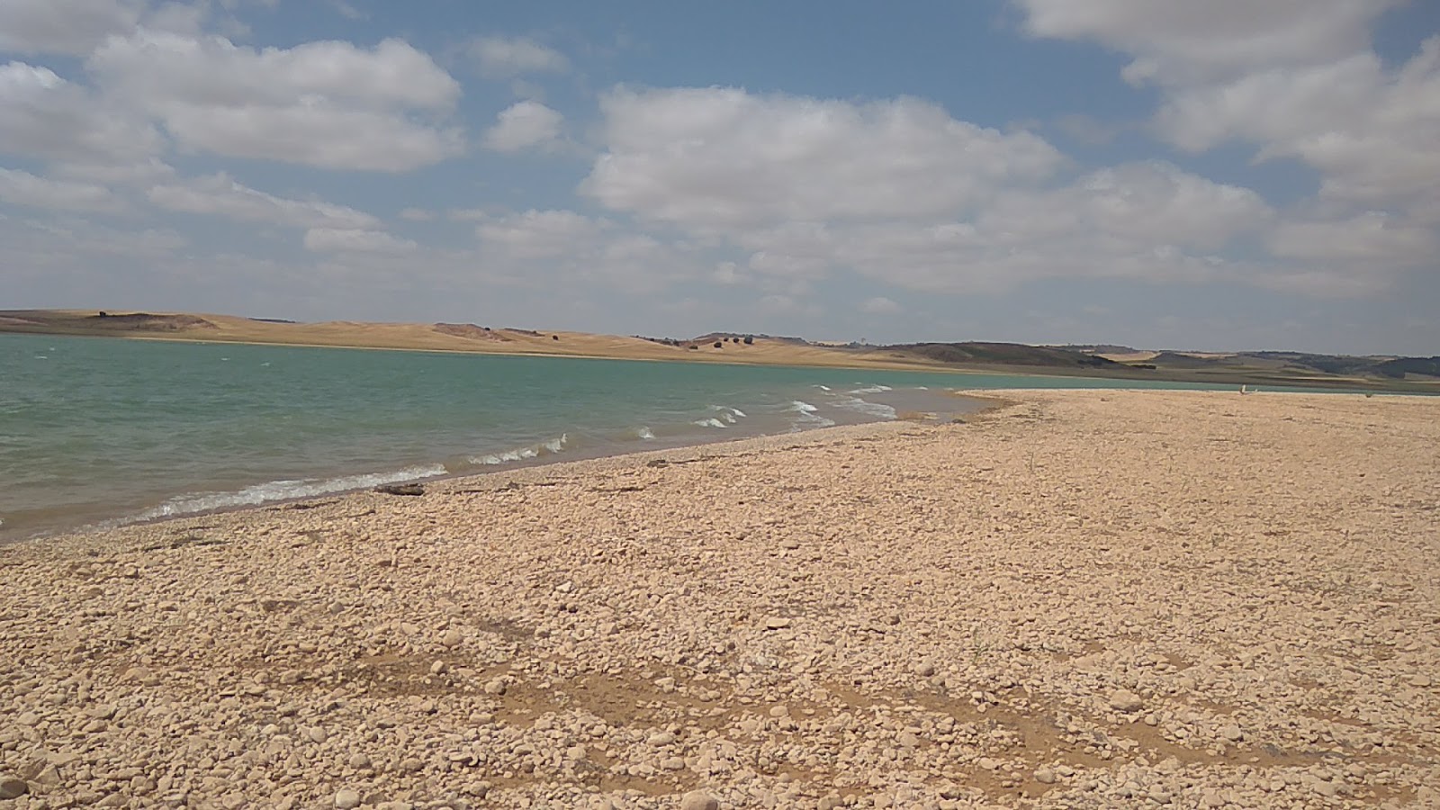 Fotografija Playa del arbol z svetel pesek in kamni površino