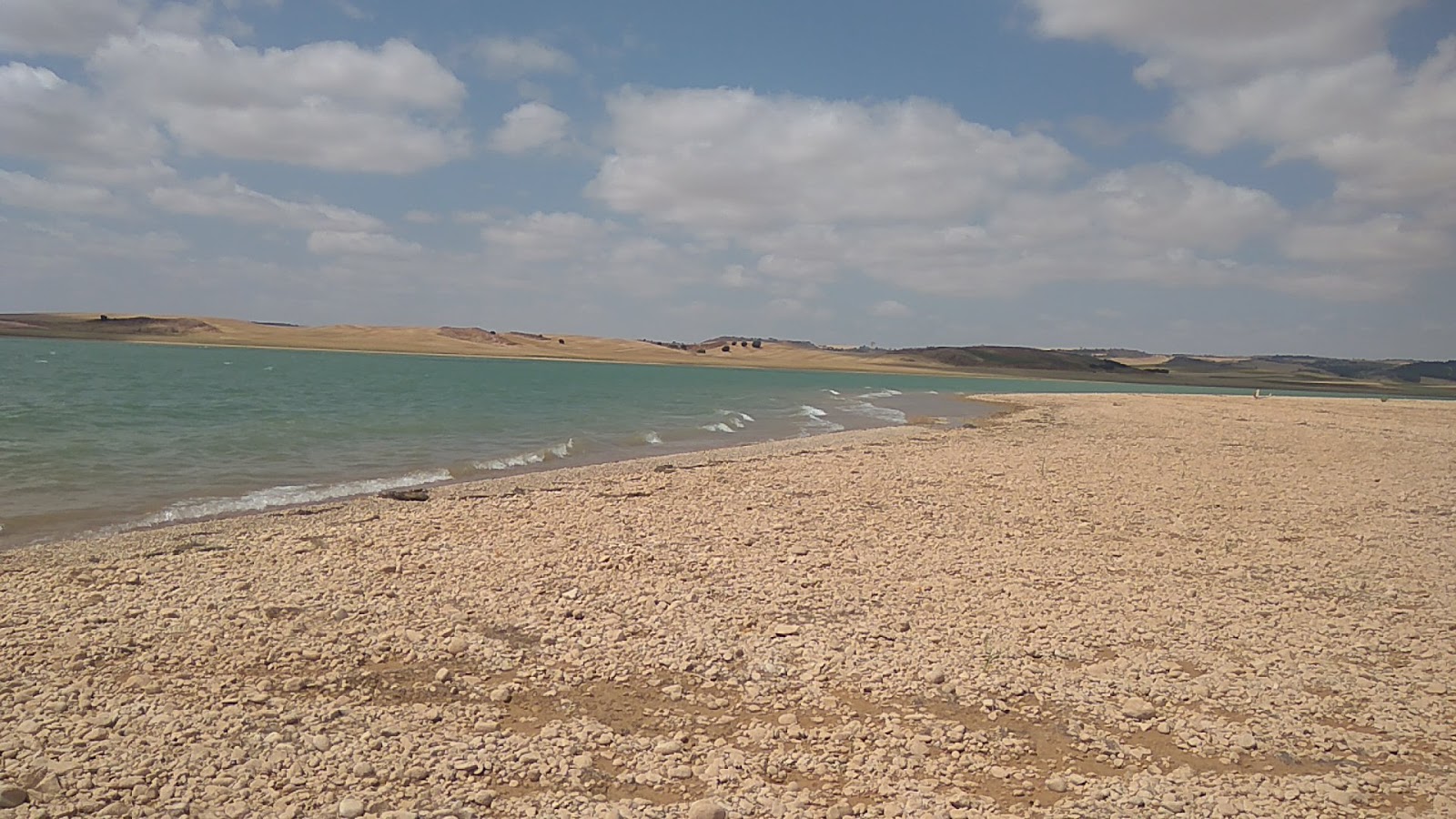 Foto di Playa del arbol con una superficie del sabbia beige e rocce