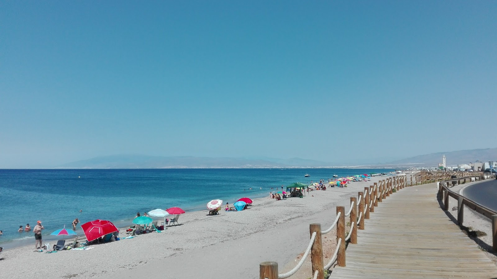 Foto de Playa de Almadraba con arena de concha brillante superficie