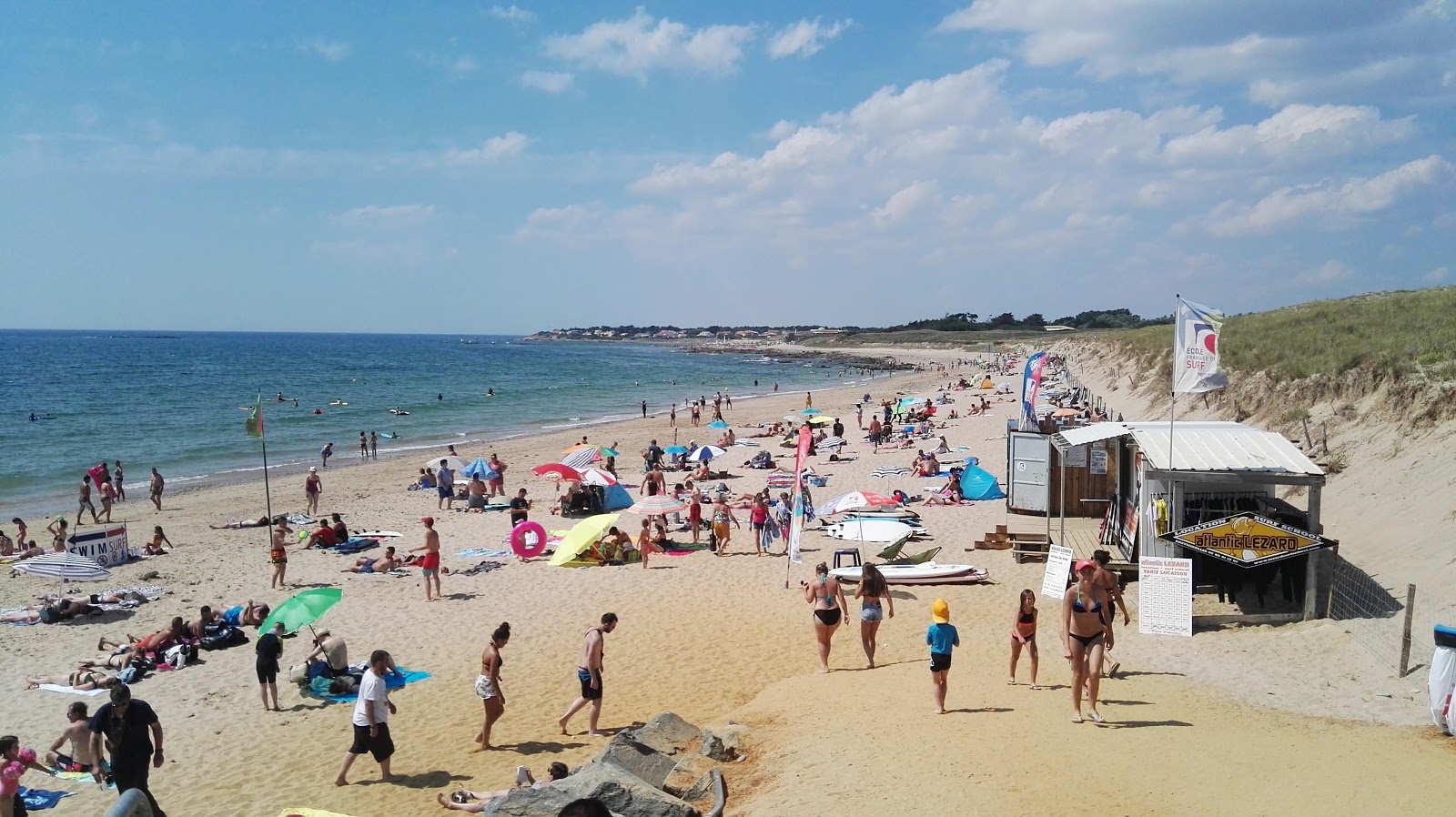 Photo de Plage des Dunes avec sable clair avec caillou de surface