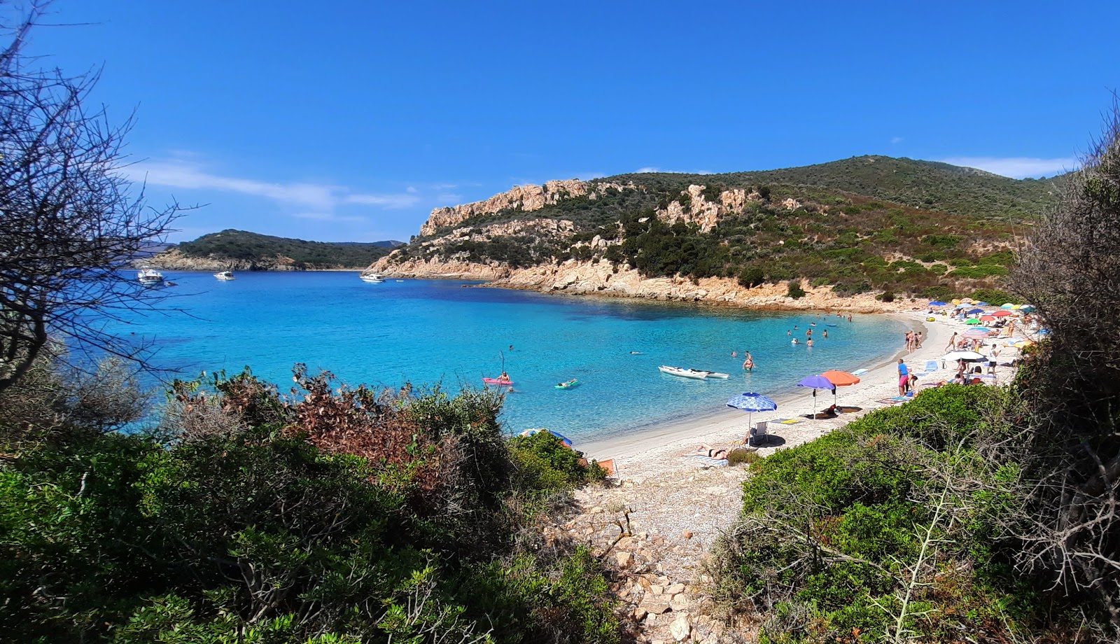 Foto de Playa S'ortixeddu con arena fina beige superficie