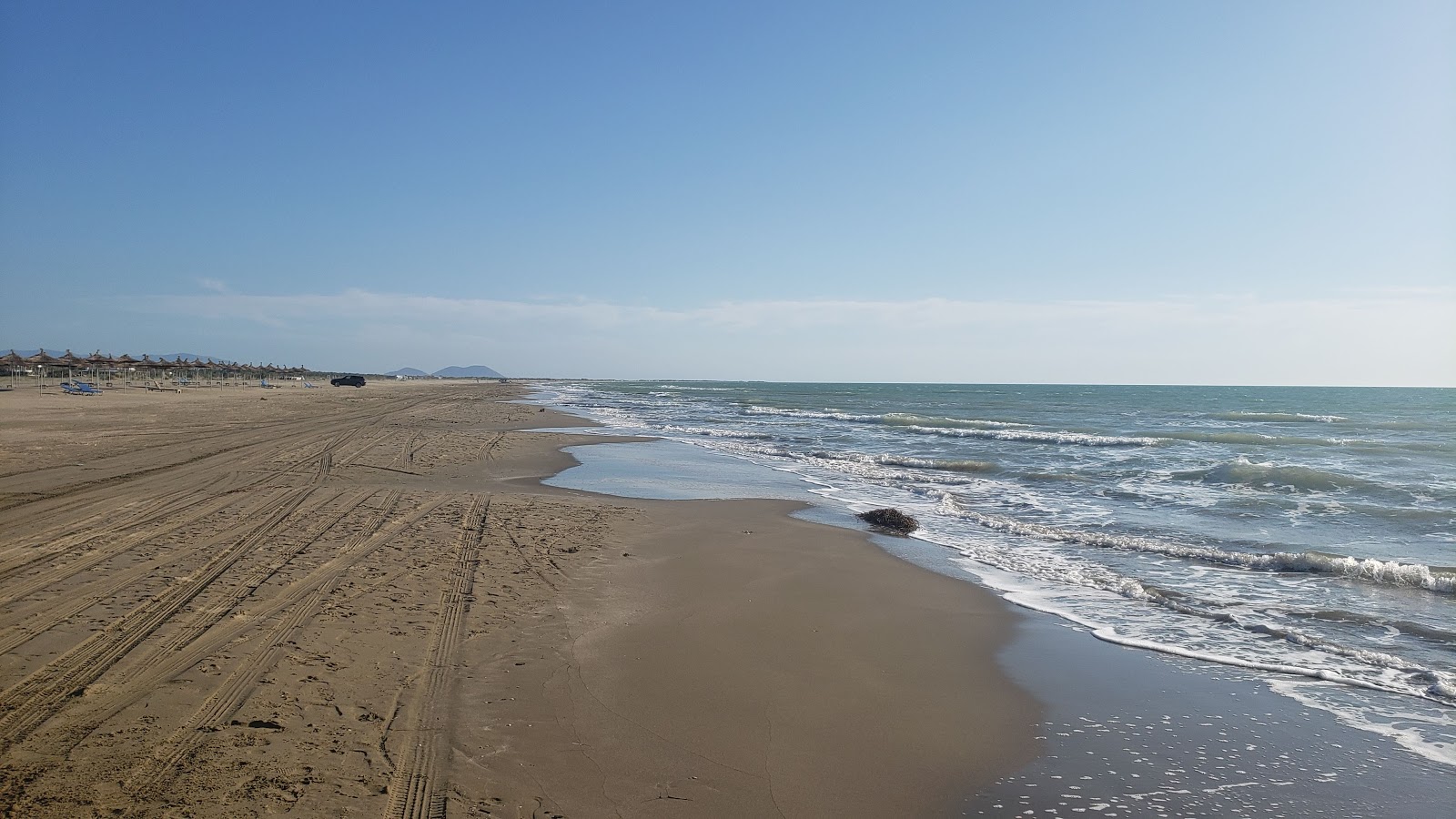 Seman Beach的照片 带有长直海岸