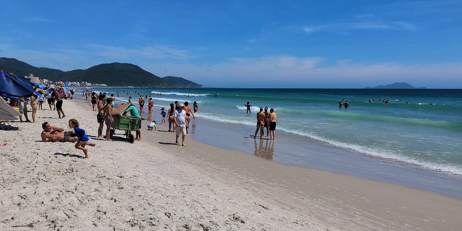 Foto di Praia dos Ingleses con una superficie del sabbia beige