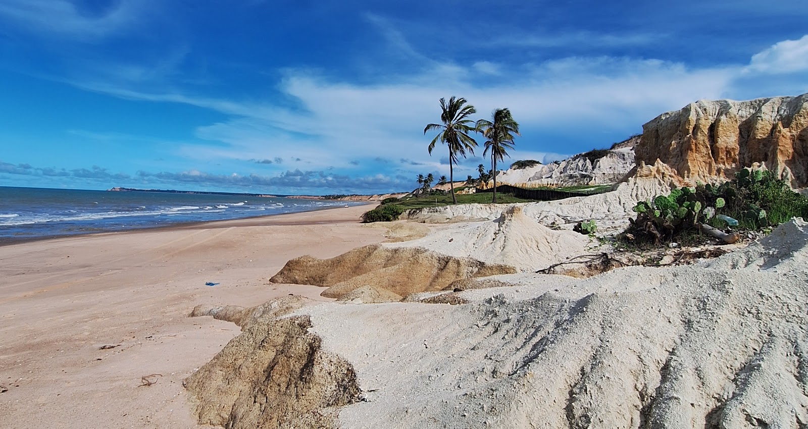 Foto von Praia de Fontainha mit beiger sand Oberfläche