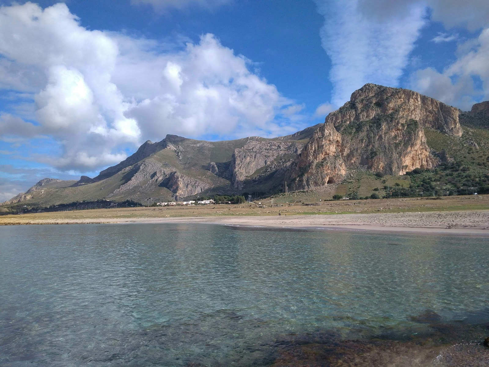 Valokuva Màcari rantaista. puhtaustasolla korkea