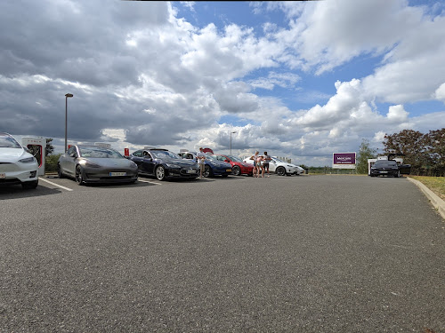 Borne de recharge de véhicules électriques Tesla Supercharger Bourges