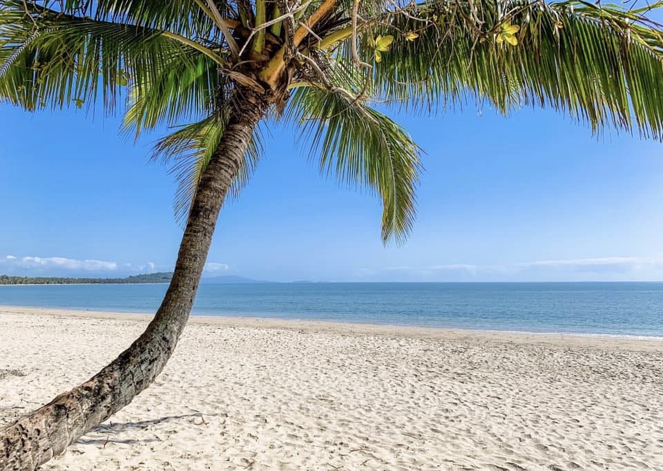 Fotografie cu Four Mile Beach cu o suprafață de apa pură turcoaz