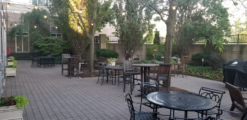 C2 Restaurant Bar Lounge 44106