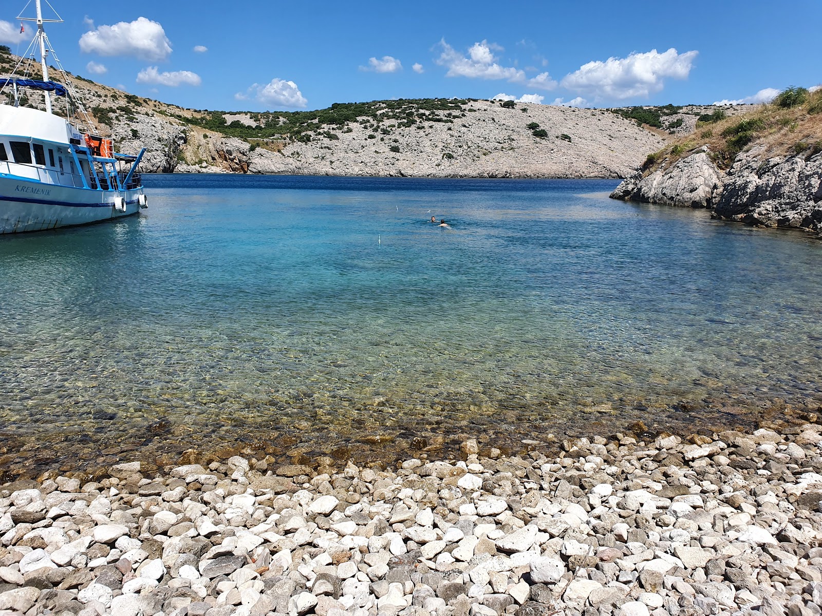Plaza Draga Bascanska'in fotoğrafı küçük koy ile birlikte