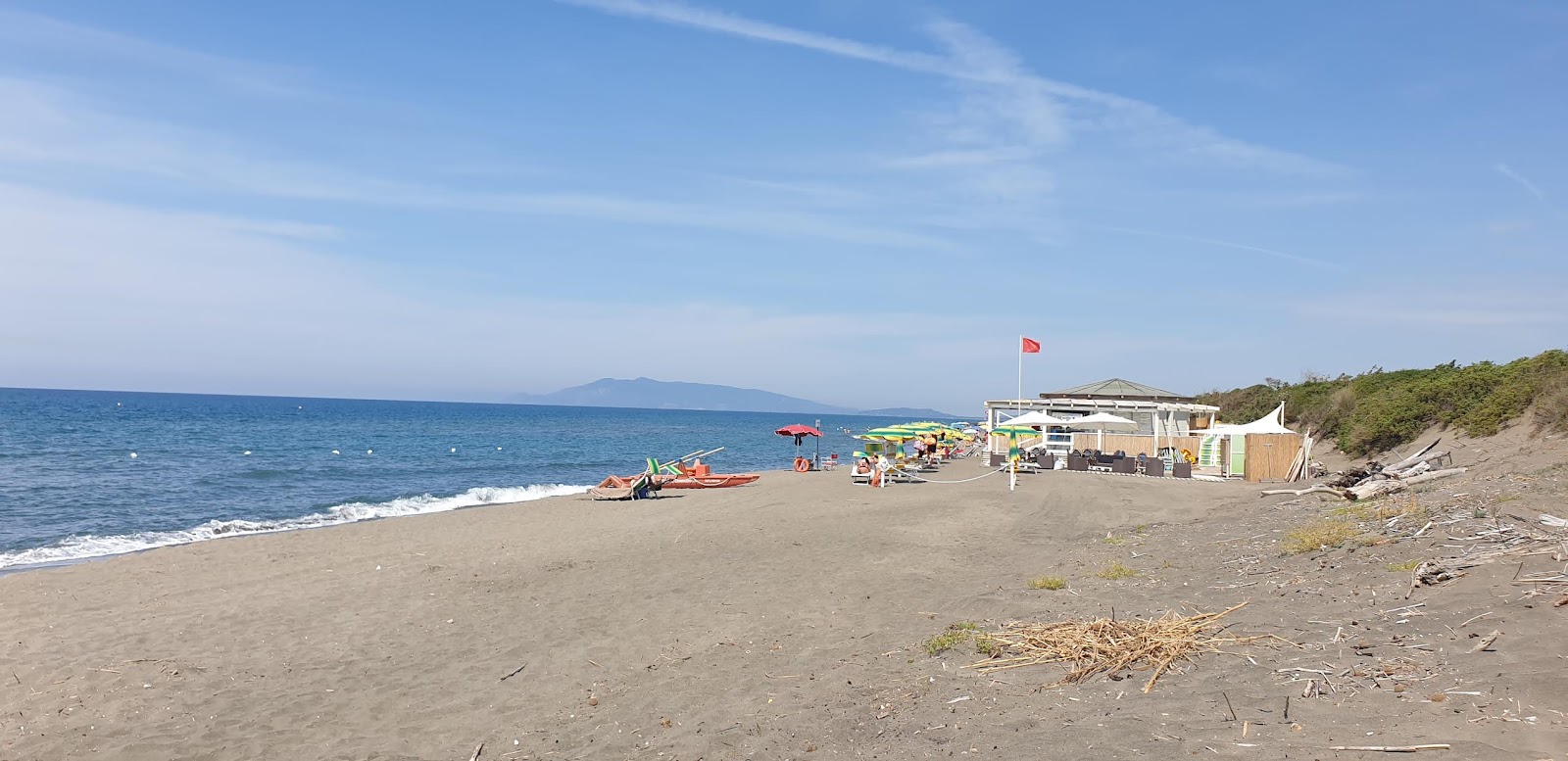 Valokuva Spiaggia di Costa Selvaggiaista. pinnalla kirkas hiekka:n kanssa