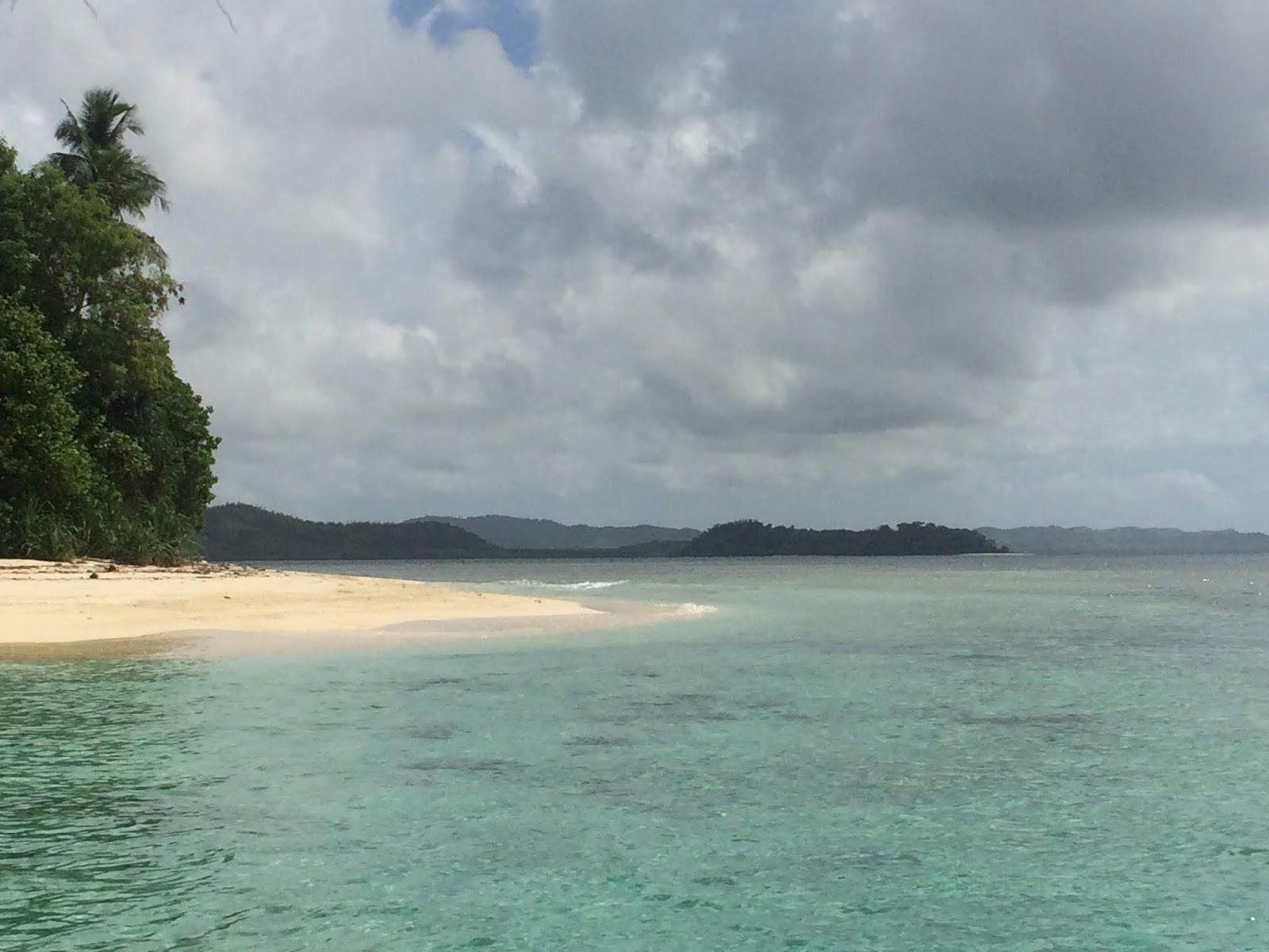 Renambacan海滩的照片 带有碧绿色纯水表面