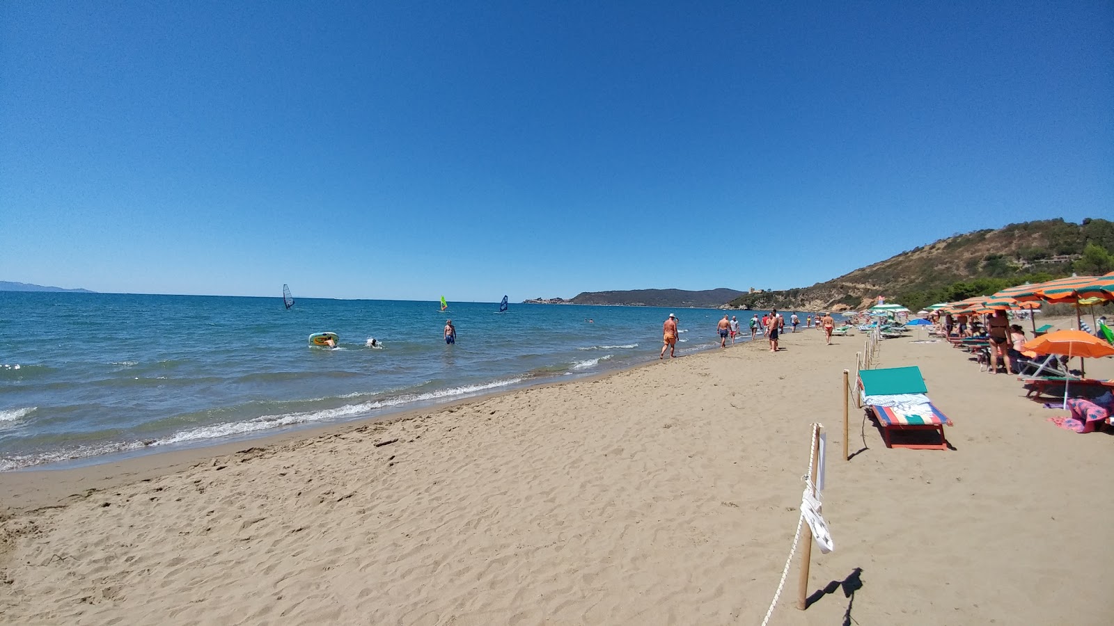 Fotografija Spiaggia Dell'Osa z rjavi pesek površino