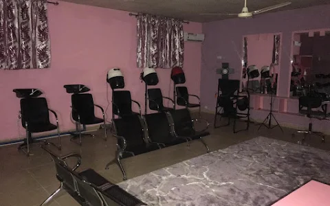 Nafee’s Beauty Lounge image