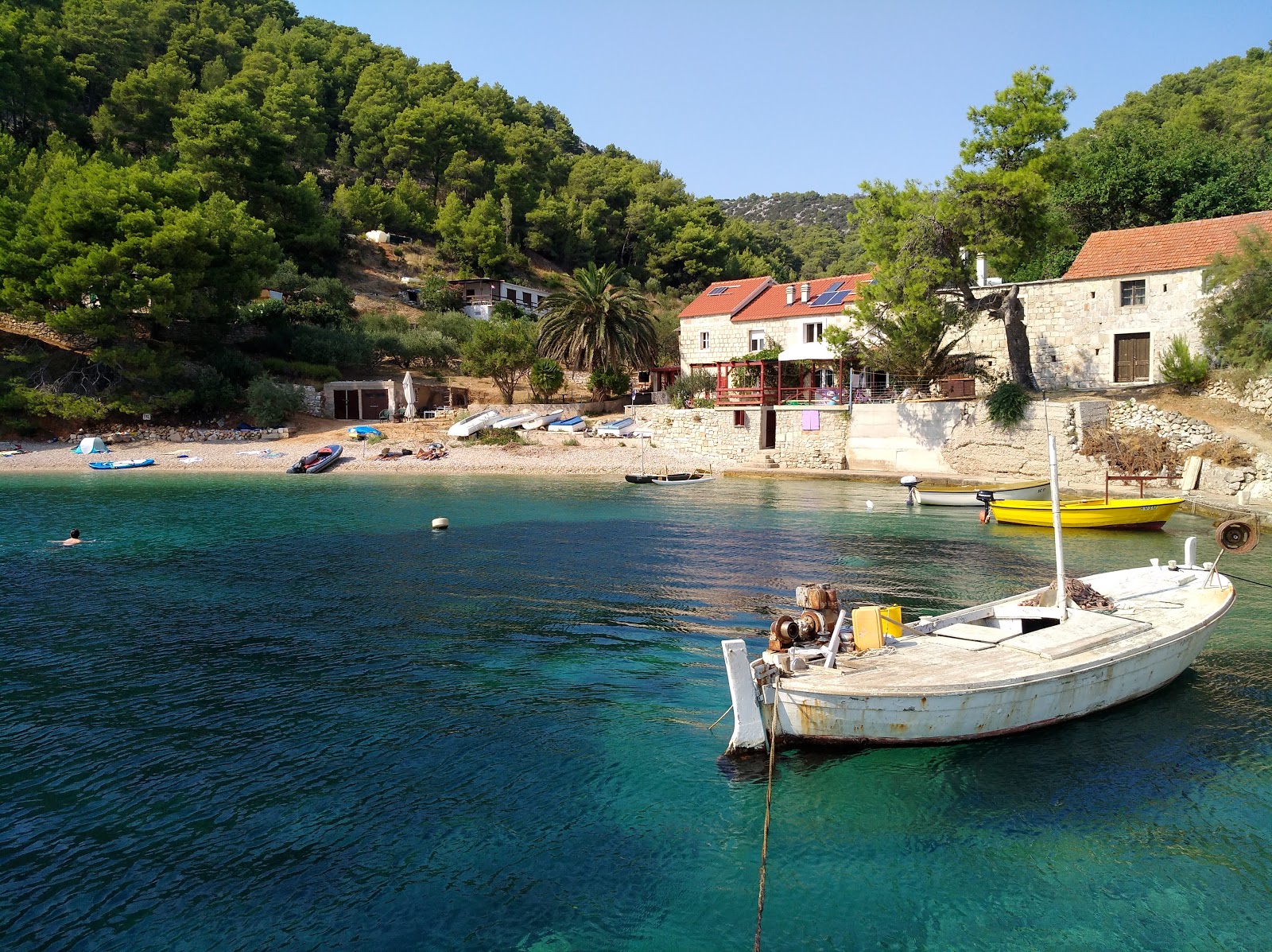 Foto di Veprinova beach con una superficie del piccoli ciottoli beige