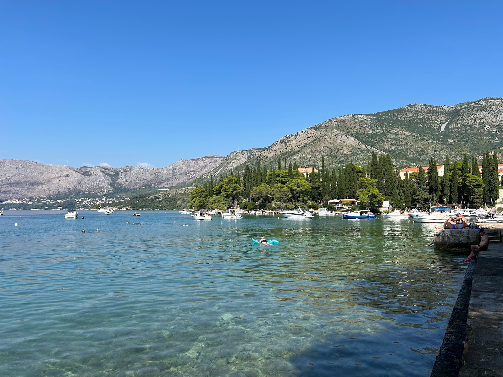 Photo de Plaza Cavtat protégé par des falaises