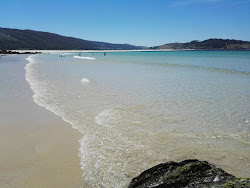 Photo de Praia da Fragata entouré de montagnes