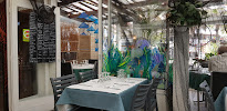 Atmosphère du Restaurant de fruits de mer Restaurant La Roussette à Marseillan - n°3