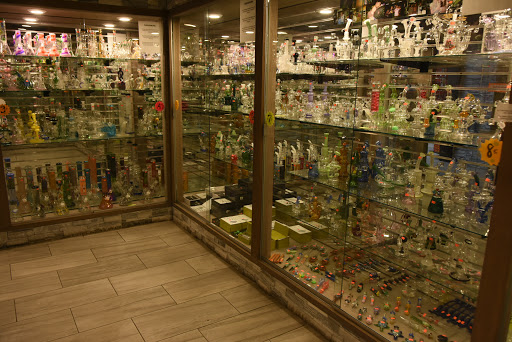 Tobacco Shop «Tundra Smoke Shop», reviews and photos, 2719 S Oneida St, Green Bay, WI 54304, USA