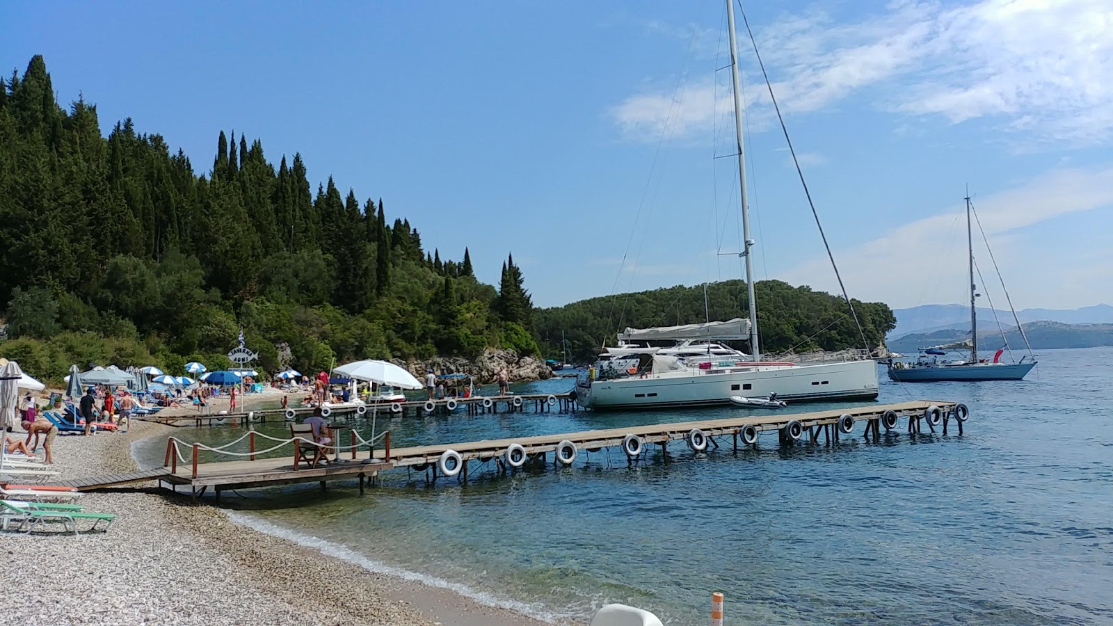 Fotografie cu Agni Beach amplasat într-o zonă naturală