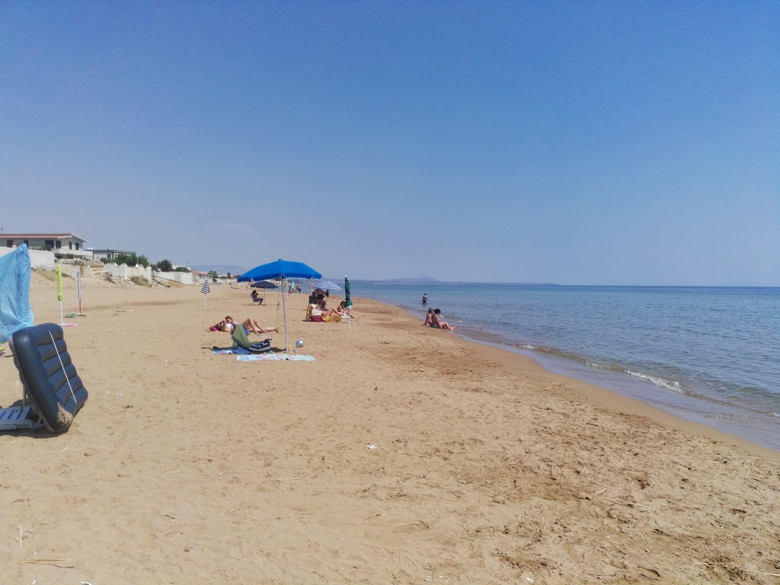 Foto di Spiaggia di Triscina con una superficie del sabbia beige