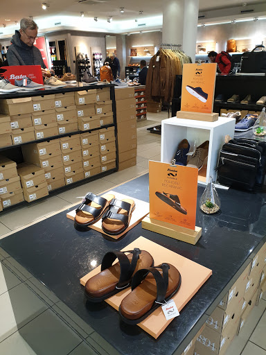 Stores to buy men's slippers Prague