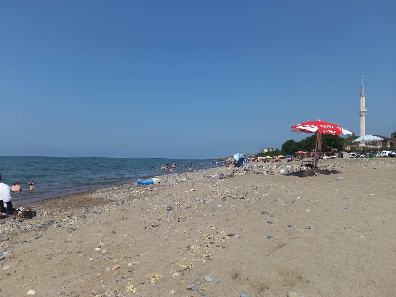 Tirebolu Uzunkum Beach'in fotoğrafı geniş plaj ile birlikte