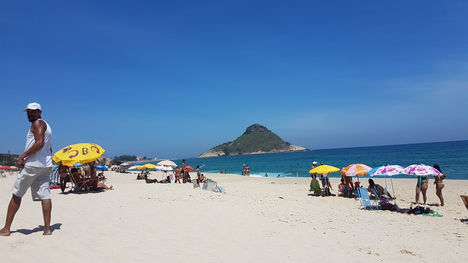 Sernambetiba Plajı'in fotoğrafı - rahatlamayı sevenler arasında popüler bir yer