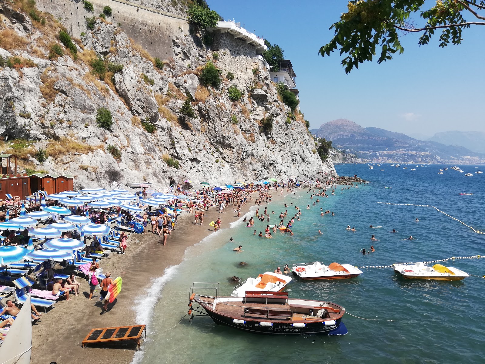 Spiaggia del Lannio'in fotoğrafı geniş ile birlikte
